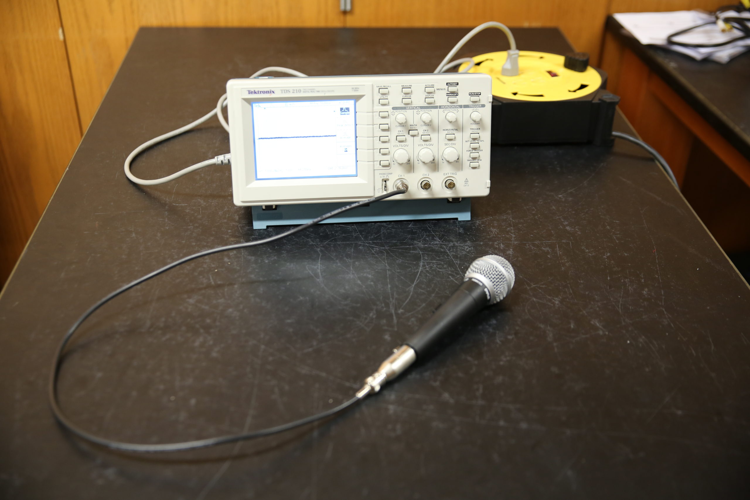 (3C55.70) Sound Waves Oscilloscope – TAMU Physics Lab Center